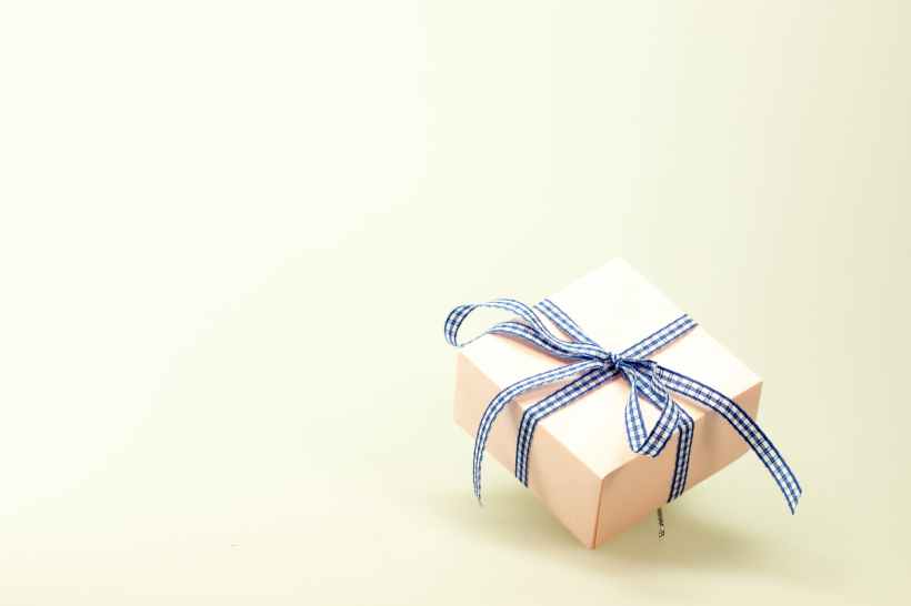 blue white ribbon on pink box